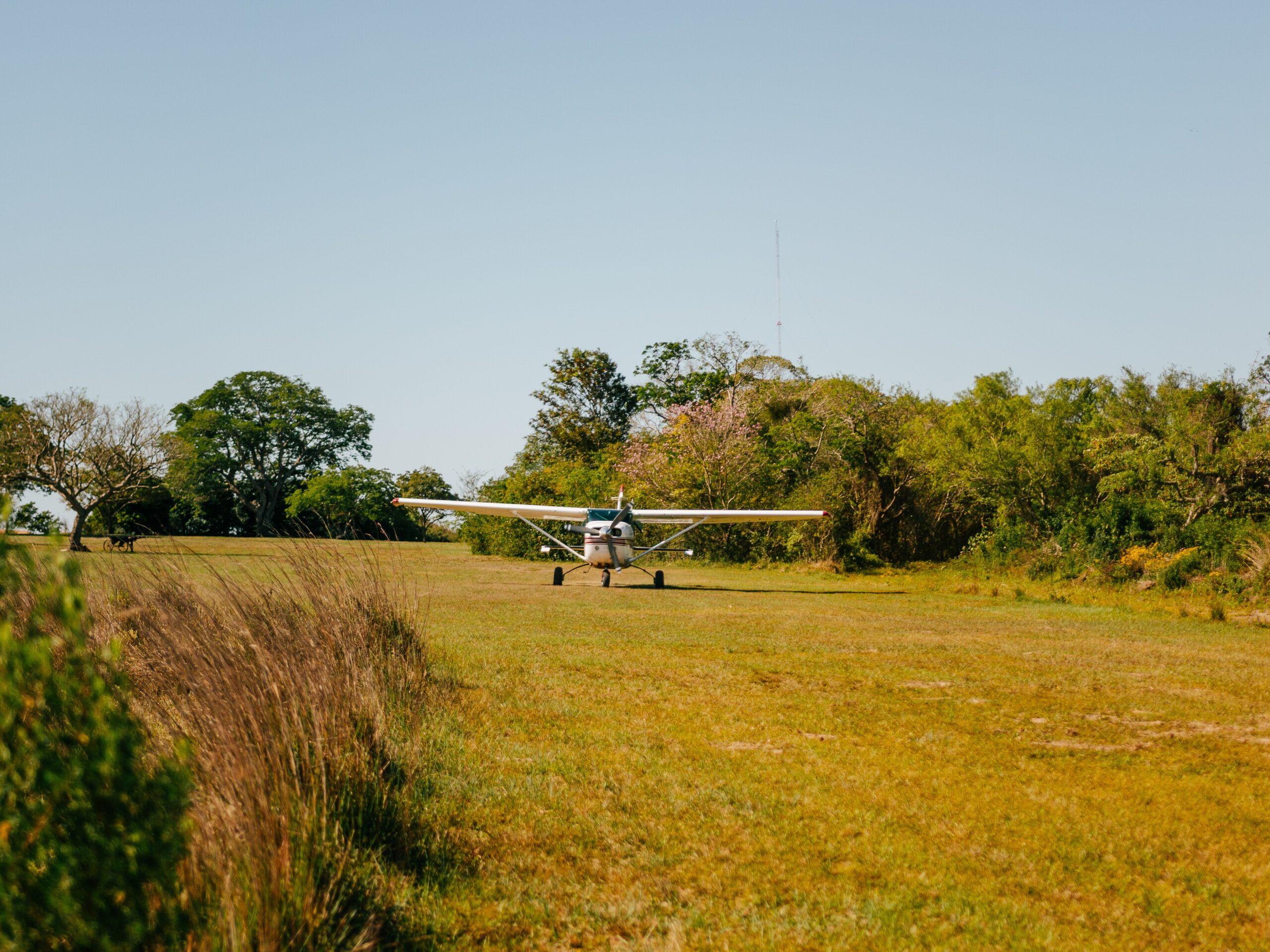 Avión en la pista privada del lodge El Tránsito en los Esteros del Iberá, Portal Carambola