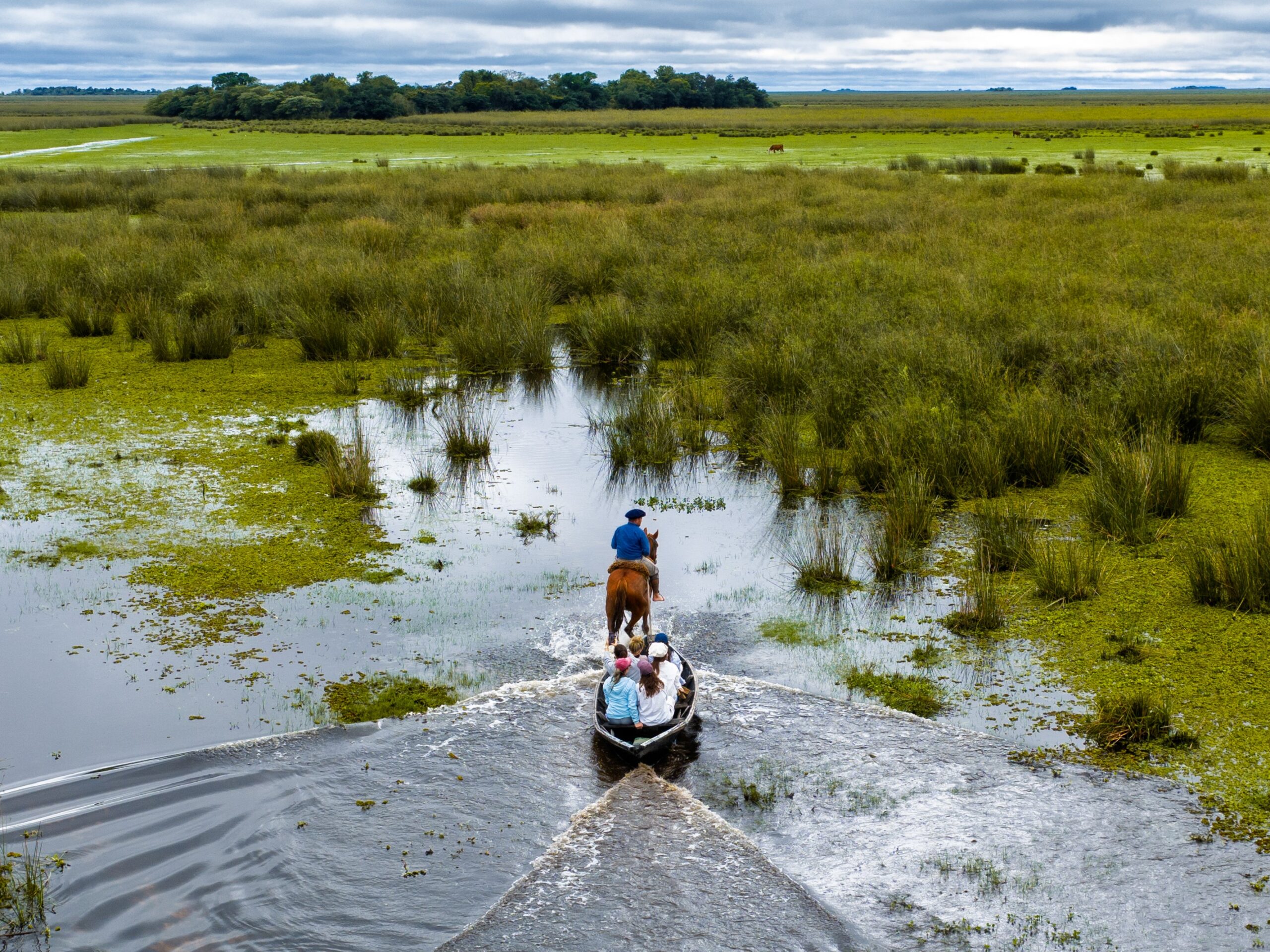 Excursión en canoa a caballo en Portal Carambola, Esteros del Iberá, con El Tránsito