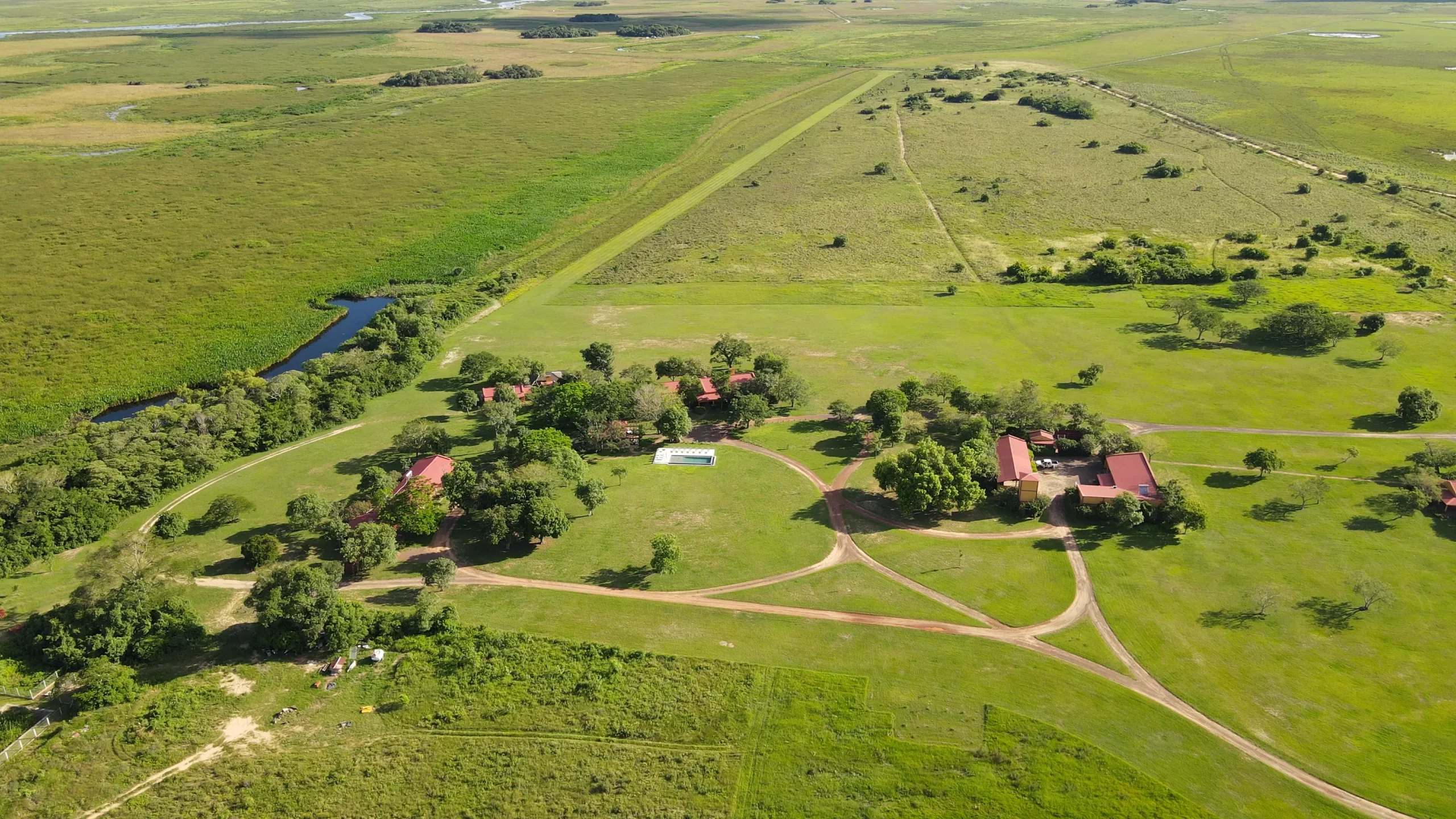 Pista LAD 3240 El Tránsito Lodge vista aérea