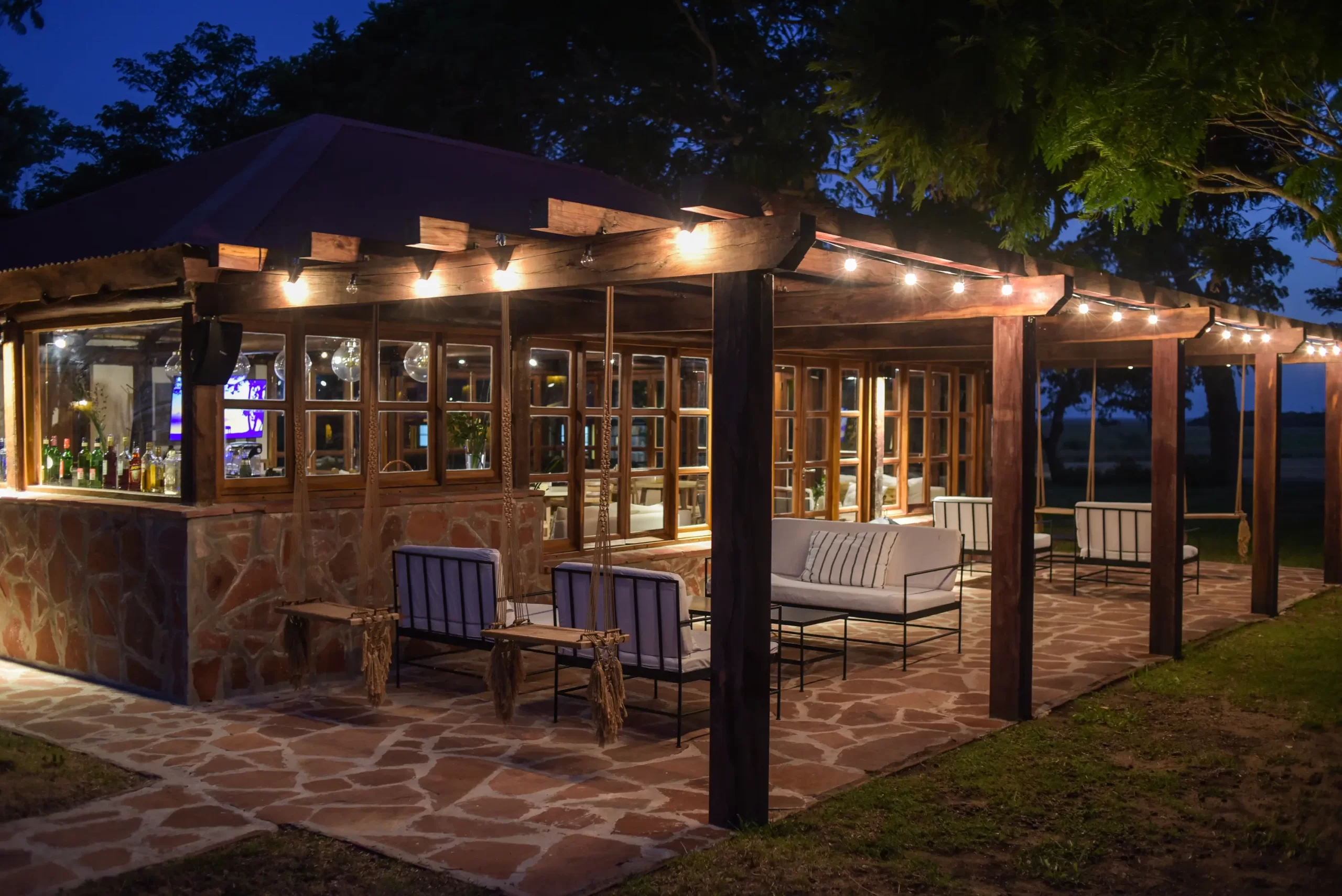 Bar y living El Tránsito Nature Luxury Lodge — espacio de encuentro al atardecer