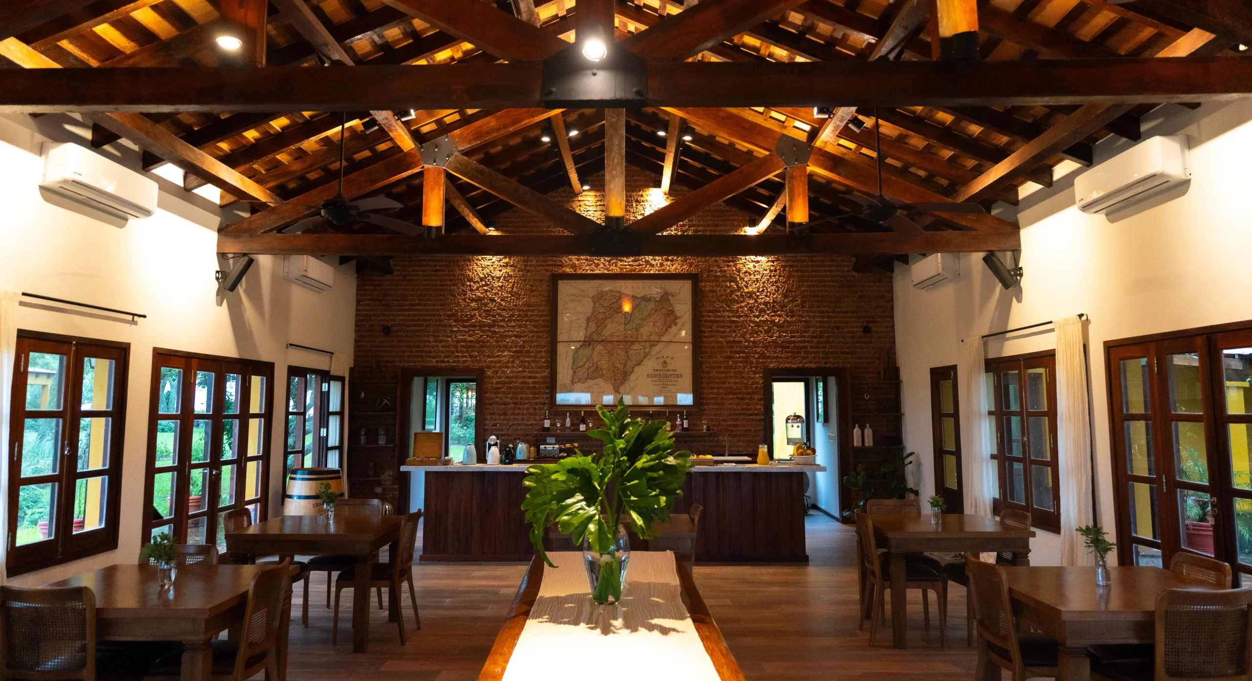 Restaurante El Tránsito Lodge Iberá — cocina correntina con productos locales